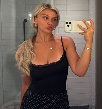 Full leaked Lyndalessandro private onlyfans photo