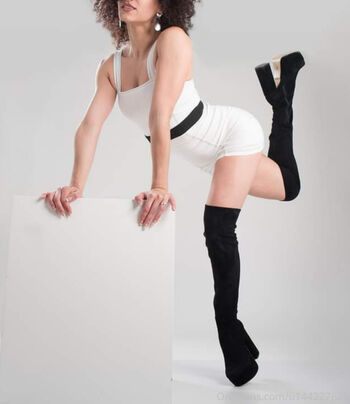 pinkalinacurlydancer
